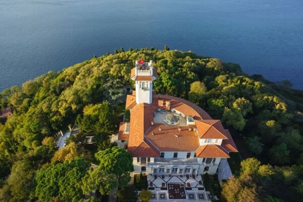 The Kedive Palace (Hidiv Kasrı) and its Hungarian Resident