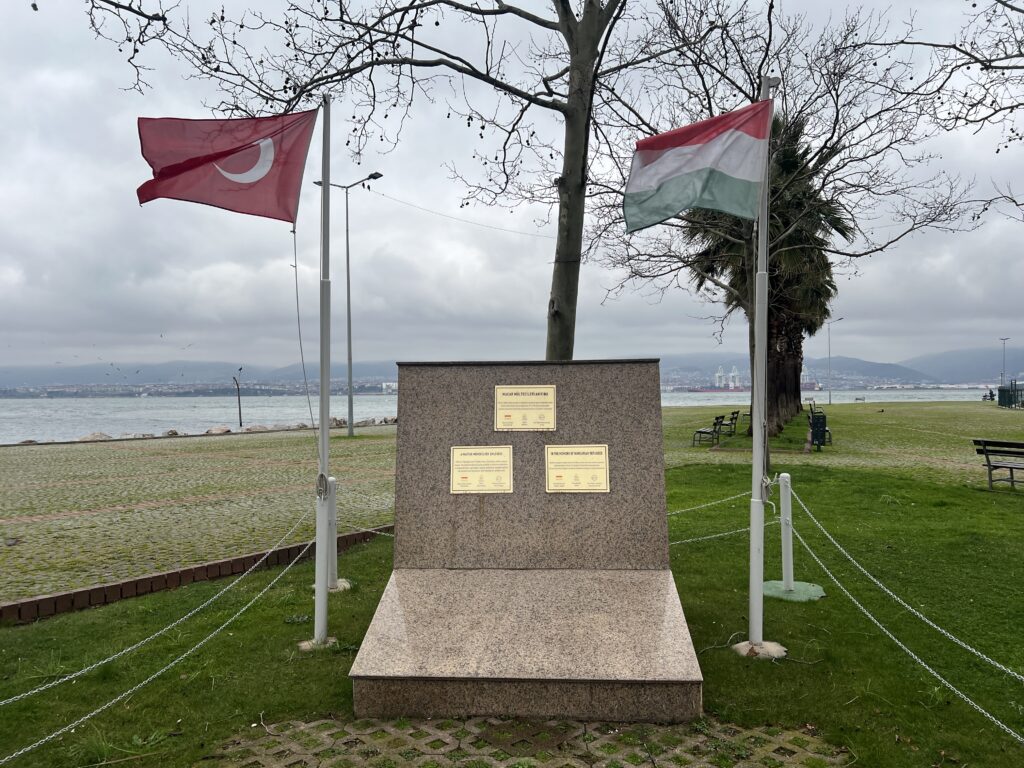 Macarların Anıtı – Gölcük