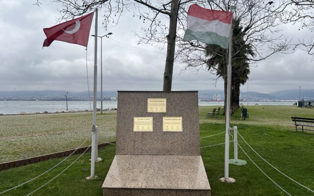 Macarların Anıtı – Gölcük
