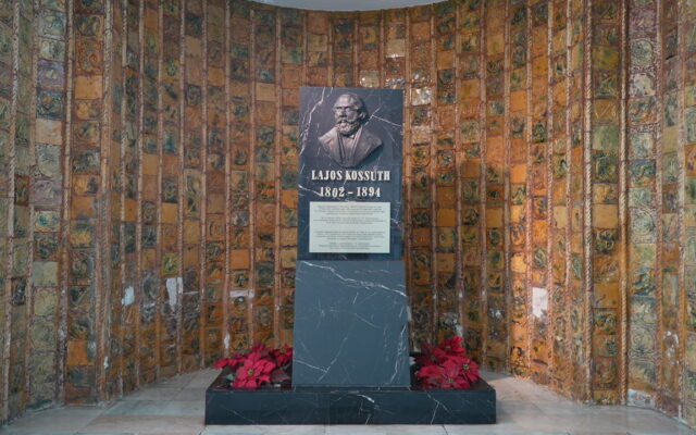 Lajos Kossuth’un İzmir’deki büstü