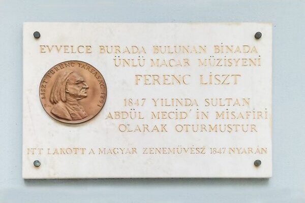 Liszt Ferenc emléktáblája: Beyoğlu, Nur-i Ziya Sokak No: 11.