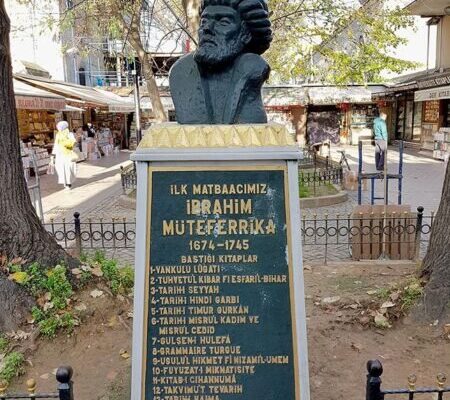 İbrahim Müteferrika’nın (1674-1745) Sahaflar Çarşısındaki heykeli