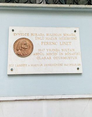 Ferenc Liszt duvar anıtı: Beyoğlu Nur-i Ziya Sokak No:11
